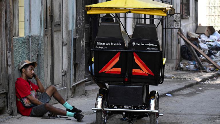 Ein Bicitaxi in einer Straße von Havanna.