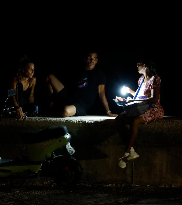 Menschen unterhalten sich während eines Stromausfalls in Havanna, Kuba, am 1. August 2026.