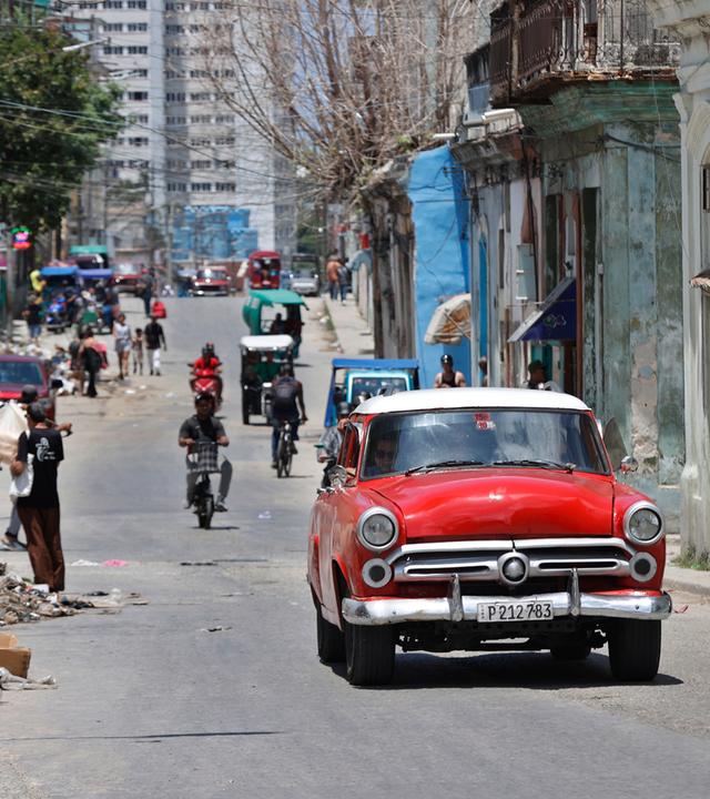 Ein Fahrzeug fährt durch eine Straße in Havanna, Kuba