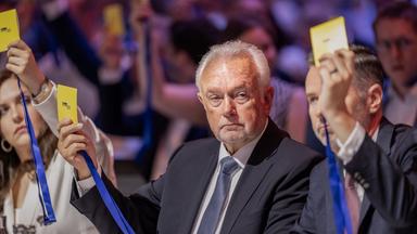 Wolfgang Kubicki, designierter Parteivorsitzender der FDP, hält seine Stimmkarte beim Bundesparteitag