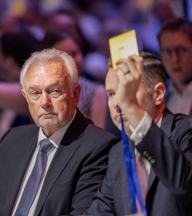 Wolfgang Kubicki, designierter Parteivorsitzender der FDP, hält seine Stimmkarte beim Bundesparteitag