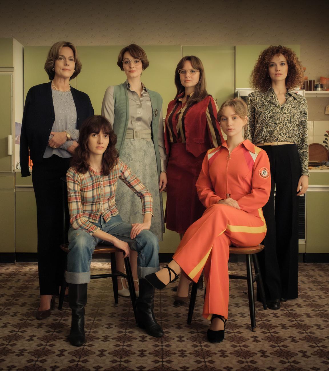 Die Darstellerinnen der ZDF-Reihe "Ku'damm 77" in einer Küchen der 70er Jahre zum Drehstartfoto versammelt: Die Schauspielerinnen der neuen Staffel Claudia Michelsen, Marie Louise Albertine Becker, Maria Ehrich, Sonja Gerhardt, Carlotta Bähre und Emilia Schüle