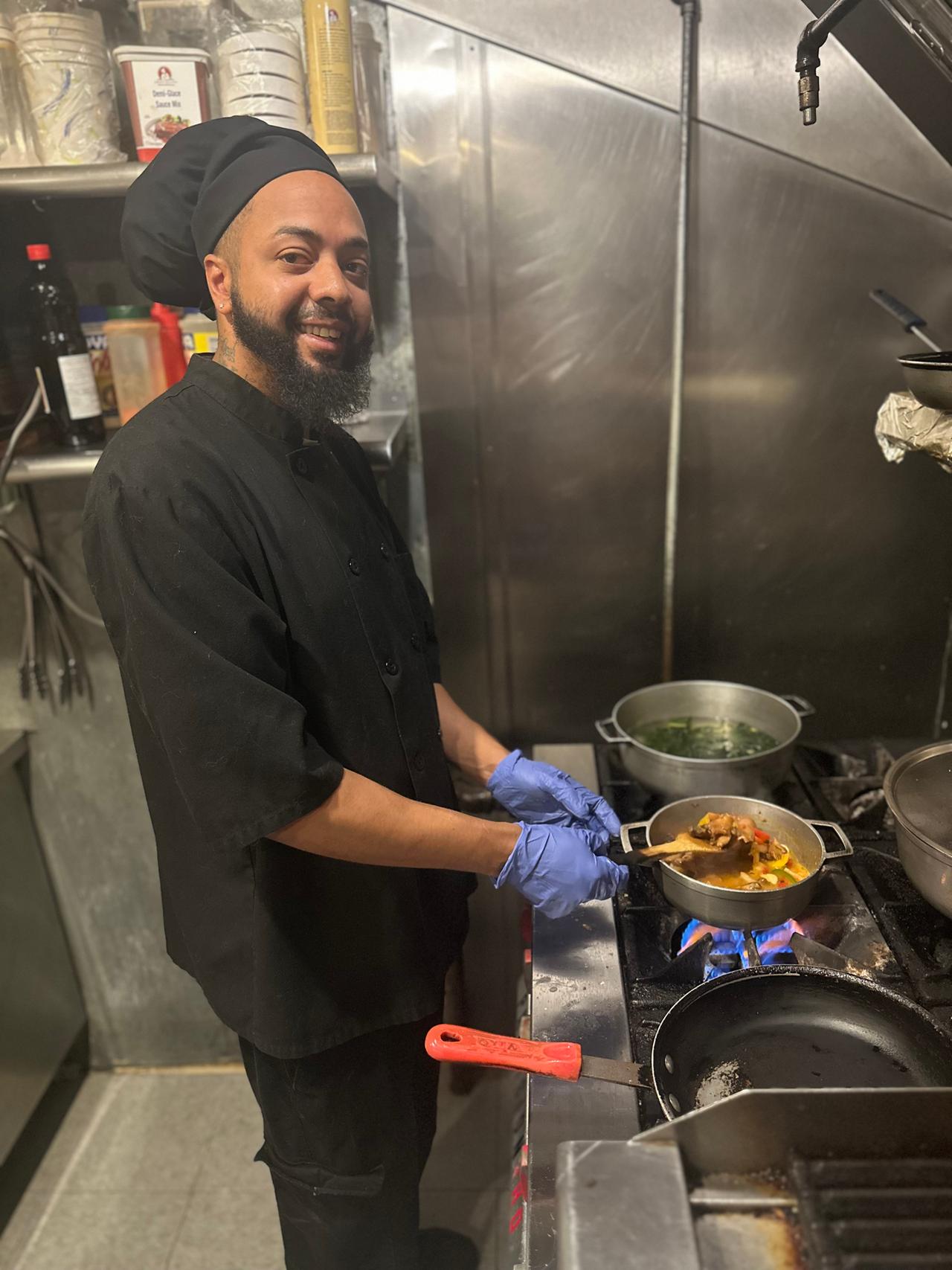Küchenchef Helton Rodrigues kocht Buzio Estufado im Restaurant mit kapverdischer Küche von Manuel da Silva in Brockton nahe Boston