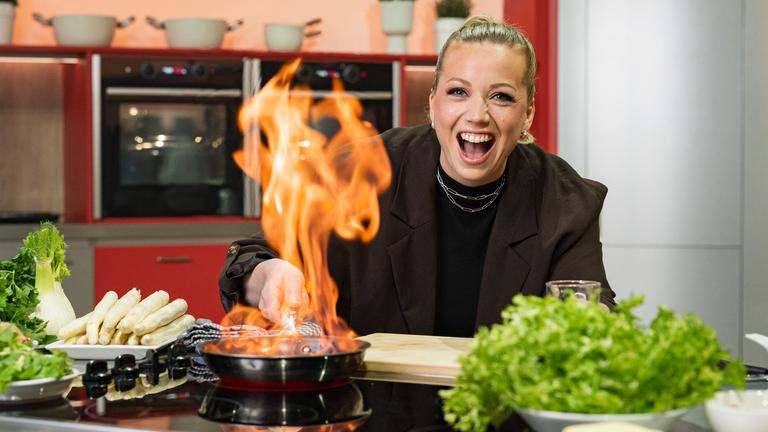 Zora Klipp steht hinter einem Kochtresen.