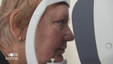 Eine Patientin ist bei einer Untersuchung nach der Hornhauttransplantation.