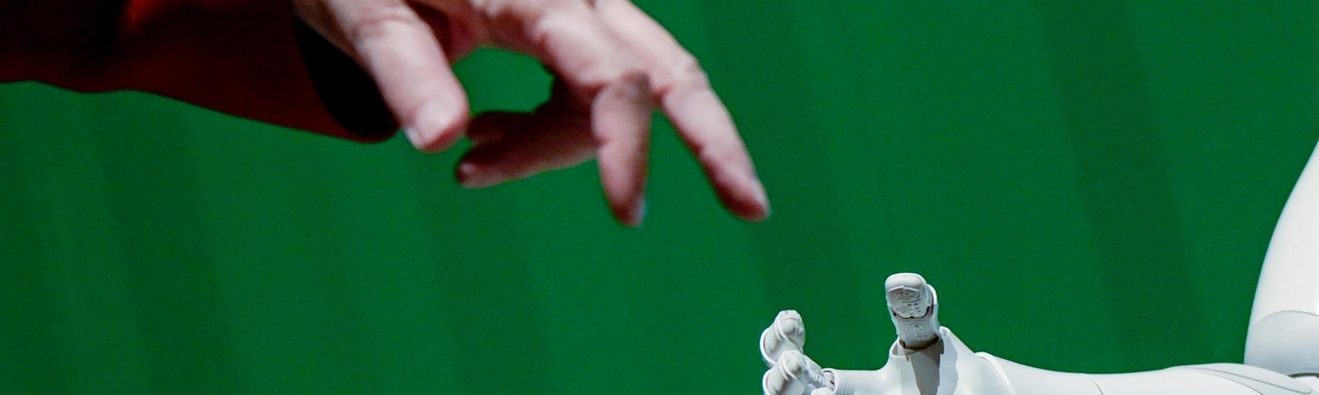 Frau interagiert mit künstlicher Intelligenz