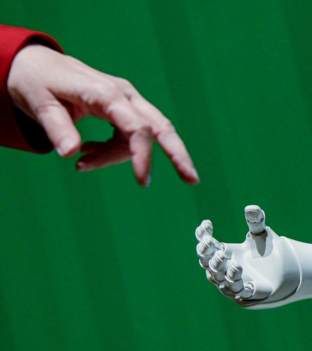 Frau interagiert mit künstlicher Intelligenz