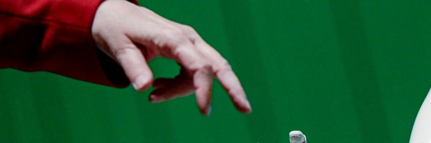 Frau interagiert mit künstlicher Intelligenz