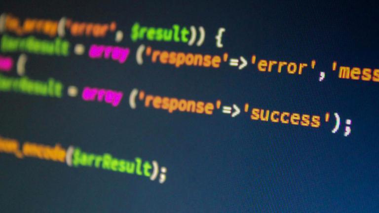 Symbolbild Künstliche Intelligenz: Nahaufnahme Bildschirm mit Programmierzeilen Programmiersprache