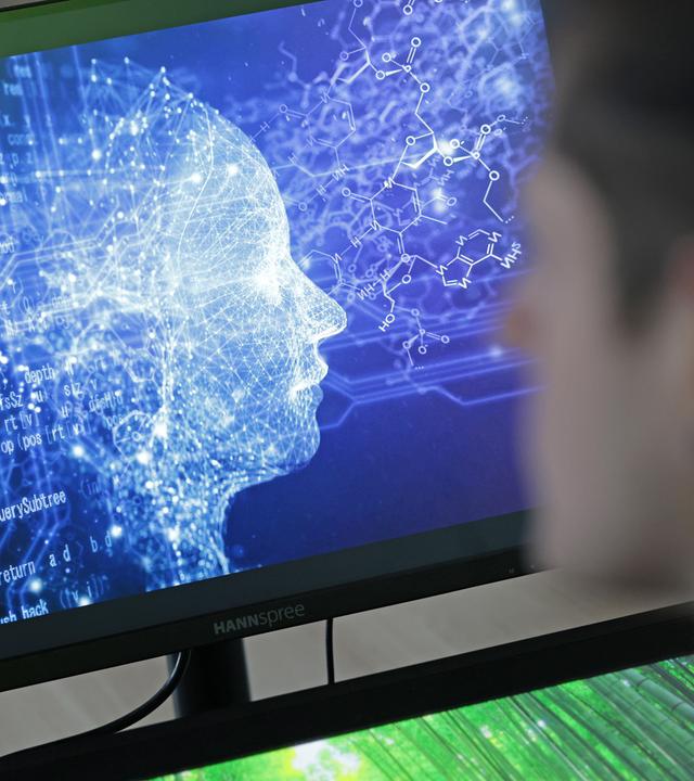 Ein Student sitzt im Computerraum einer Hochschule vor einem Bildschirm.