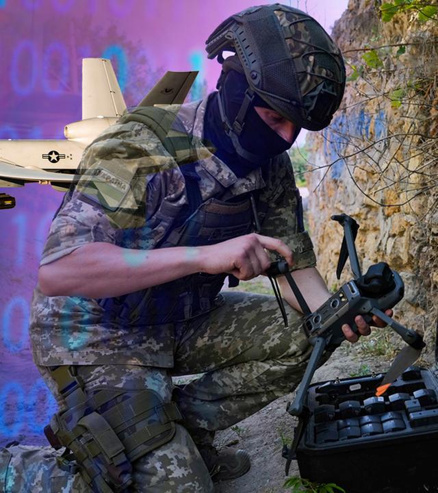 Zu sehen ist ein Soldat, der eine Box zur Steuerung von Drohnen bedient; im Hintergrund eine Drohne und ein Binär-Code.