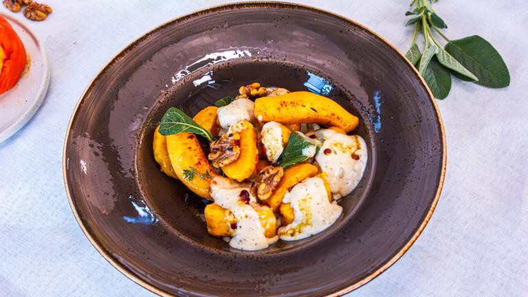 Ein tiefer Teller mit Kürbisgnocchi und Quitten