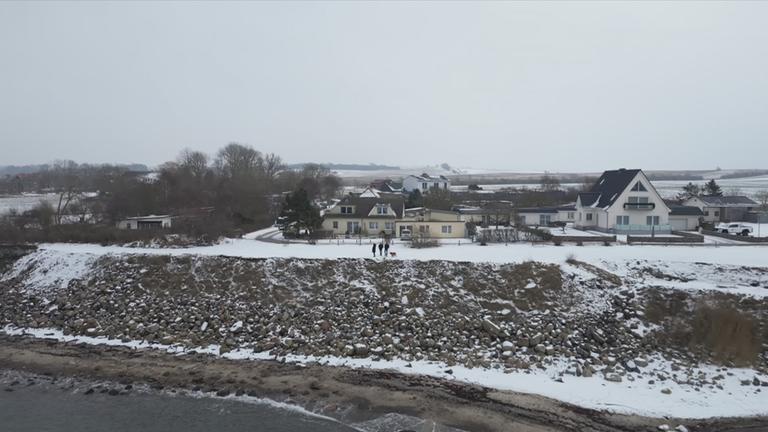 Steilküste nah an einem Haus