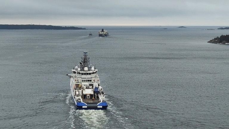 Ein Boot der finnischen Küstenwache fährt in der Ostsee.