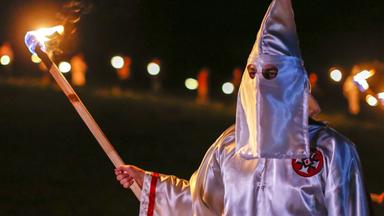 Mitglied des Ku Klux Klan mit brennender Fackel
