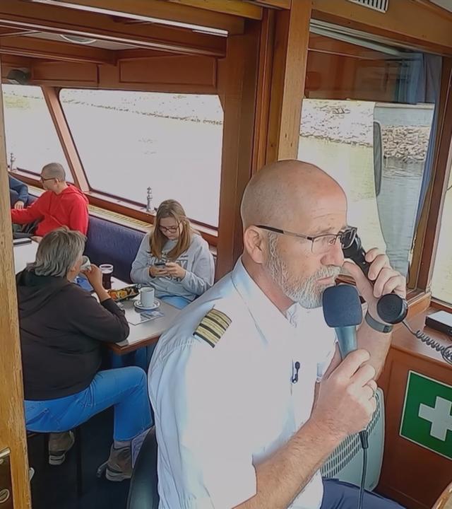Kult-Kapitän aus Duisburg auf seinem Schiff der "Rheinfels"