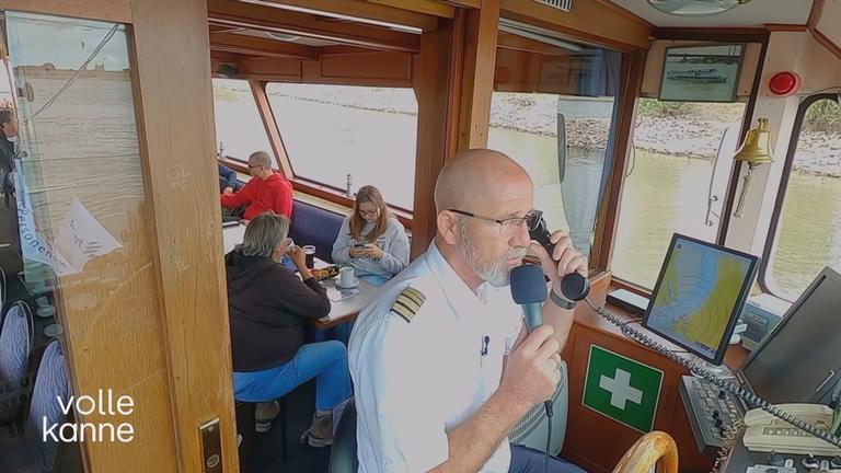 Kult-Kapitän aus Duisburg auf seinem Schiff der "Rheinfels"