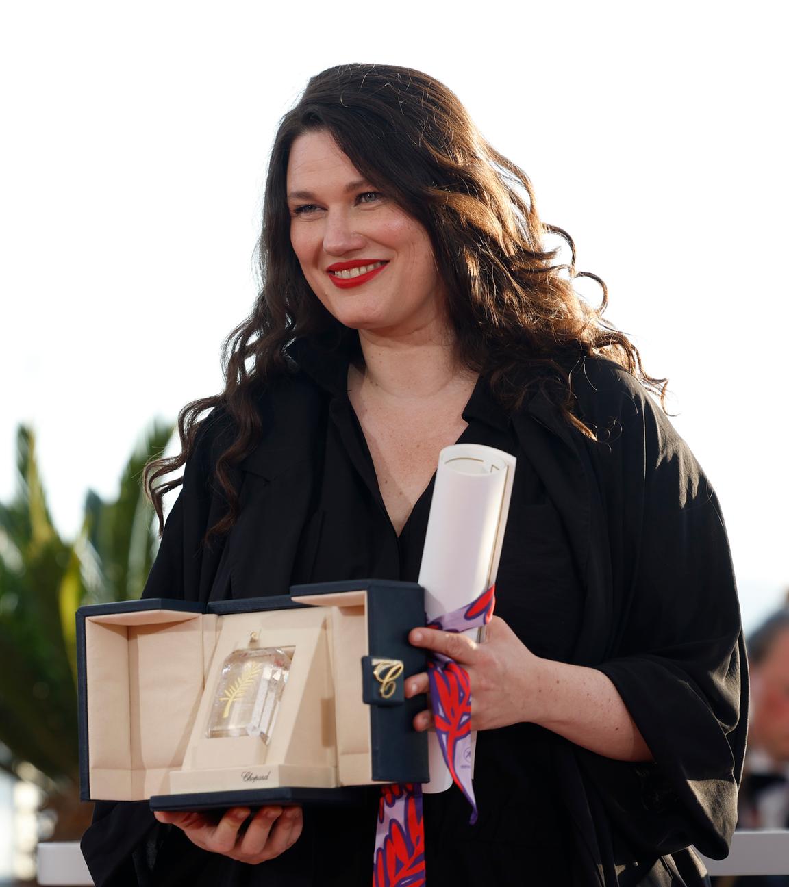 Frankreich, Cannes: Die Regisseurin Mascha Schilinski mit dem Preis der Jury in Cannes.