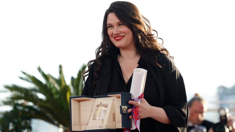 Frankreich, Cannes: Die Regisseurin Mascha Schilinski mit dem Preis der Jury in Cannes.