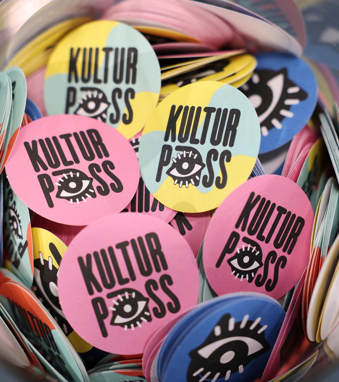 Aufkleber mit dem Logo vom «KulturPass» sind bei der Vorstellung des Passes zu sehen.