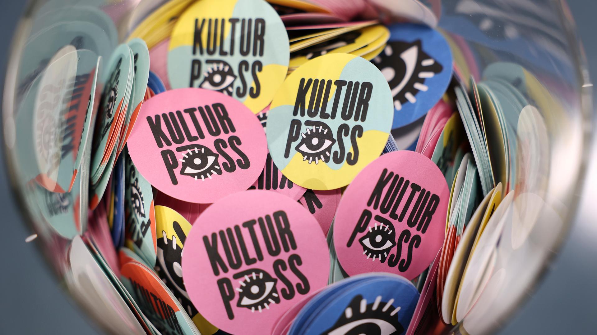 Aufkleber mit dem Logo vom "Kulturpass" sind bei der Vorstellung des Passes zu sehen.