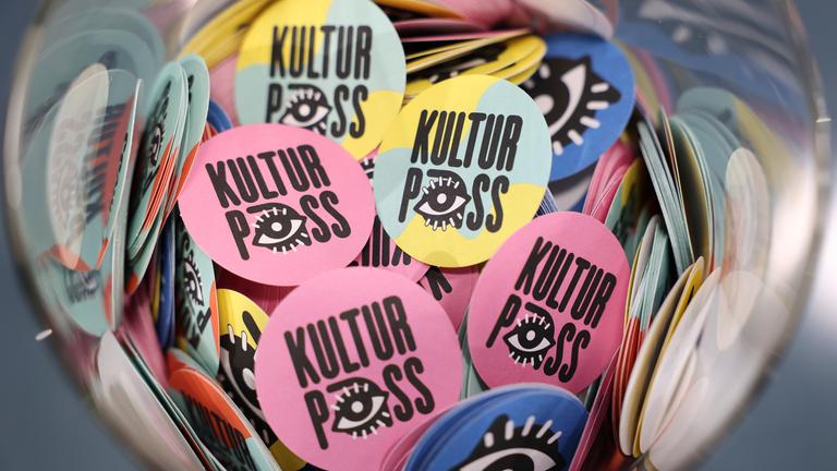 Aufkleber mit dem Logo vom «KulturPass» sind bei der Vorstellung des Passes zu sehen.