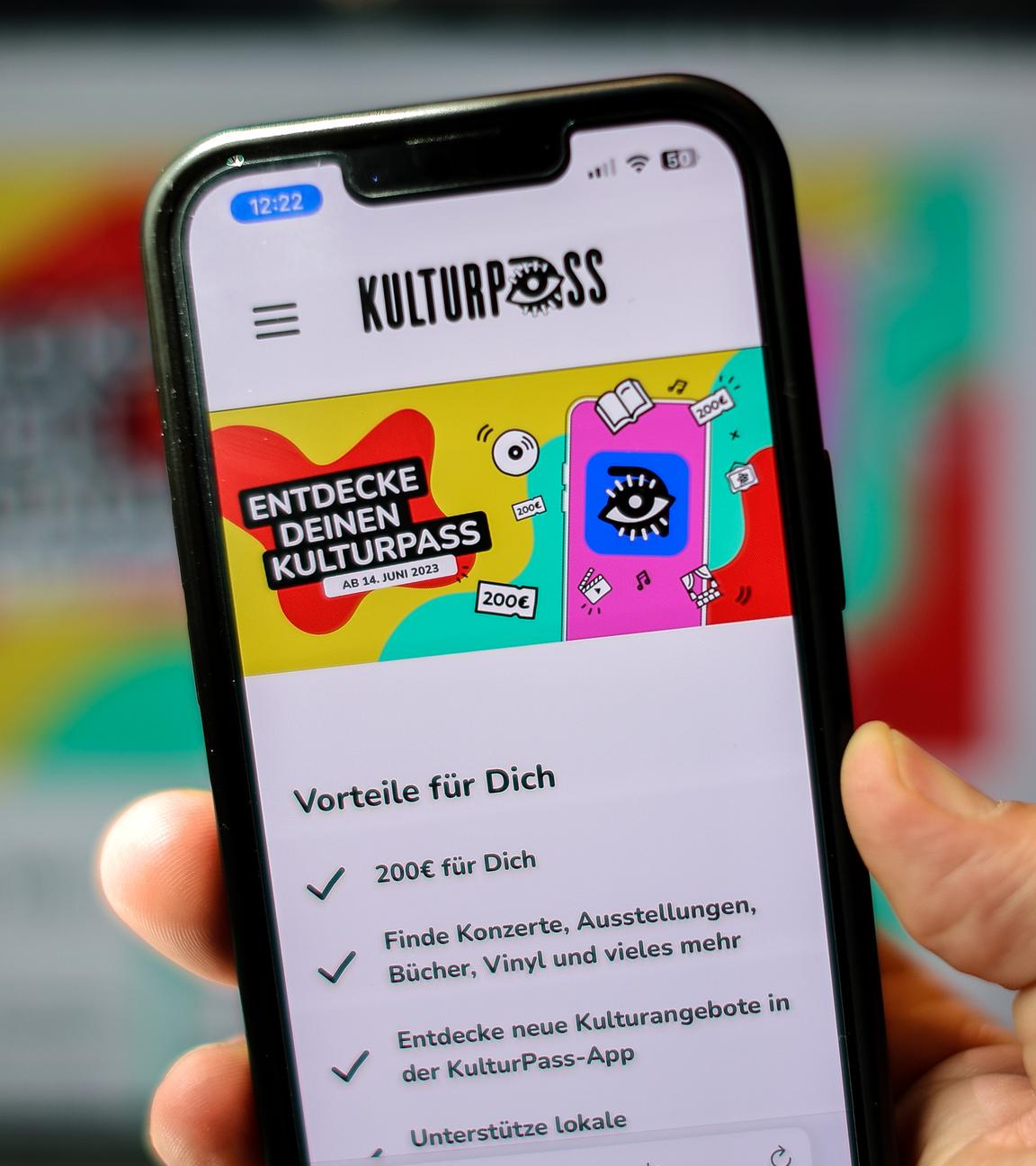 ie Website für den Kulturpass für Jugendliche ist auf einem Laptop und einem Smartphone zu sehen.