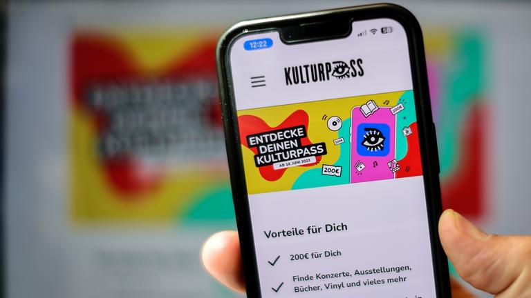 ie Website für den Kulturpass für Jugendliche ist auf einem Laptop und einem Smartphone zu sehen.