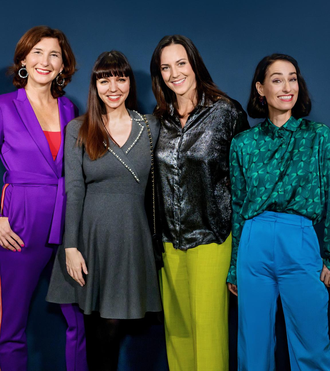 Vier Frauen posieren für ein Foto.