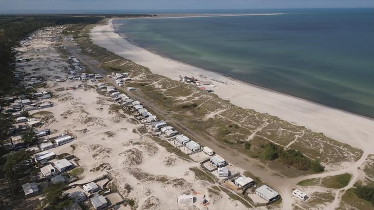 Das Regenbogencamp in den Dünen des Darß von oben.