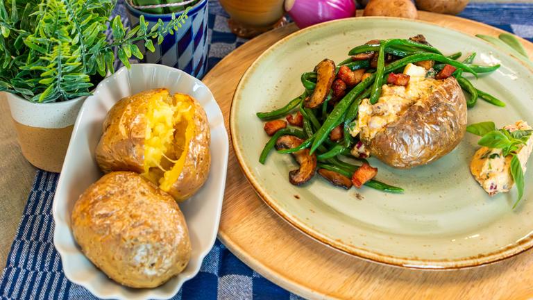 Kumpir mit Obazda und grünen Bohnen