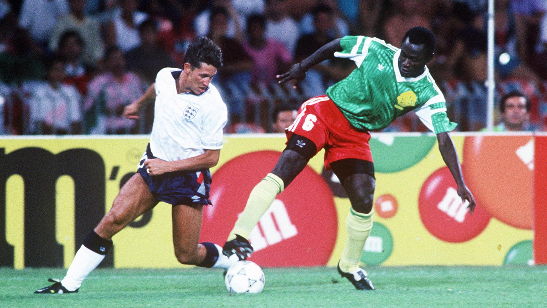 Emmanuel Kunde im WM-Viertelfinale 1990 im Zweikampf mit Gary Lineker.