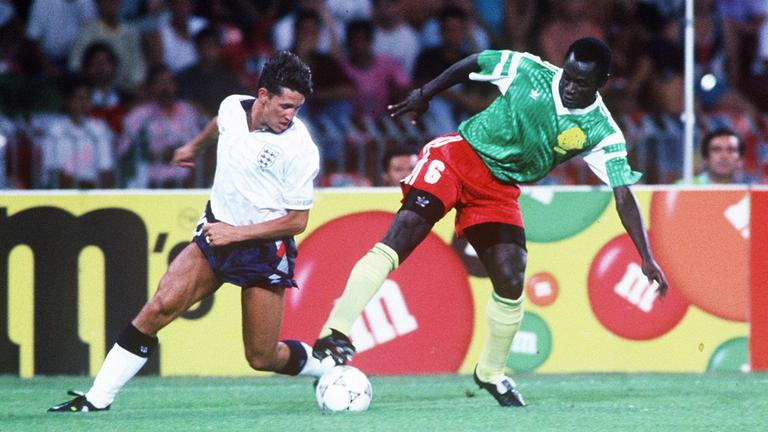 Emmanuel Kunde im WM-Viertelfinale 1990 im Zweikampf mit Gary Lineker.