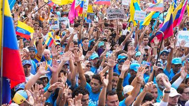 Venezuela, Caracas: Anhänger der Oppositionsführerin Maria Corina Machado versammeln sich in Caracas, Venezuela, um die Festlegung eines Termins für die Präsidentschaftswahlen zu fordern.