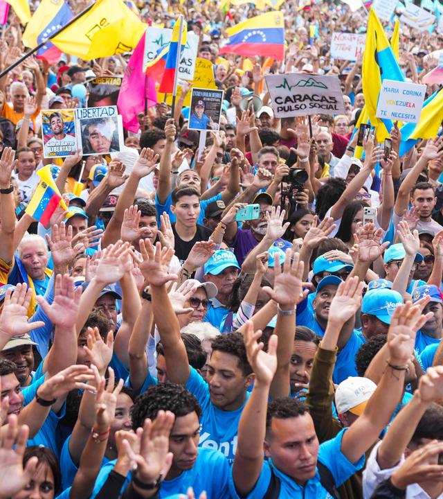 Venezuela, Caracas: Anhänger der Oppositionsführerin Maria Corina Machado versammeln sich in Caracas, Venezuela, um die Festlegung eines Termins für die Präsidentschaftswahlen zu fordern.