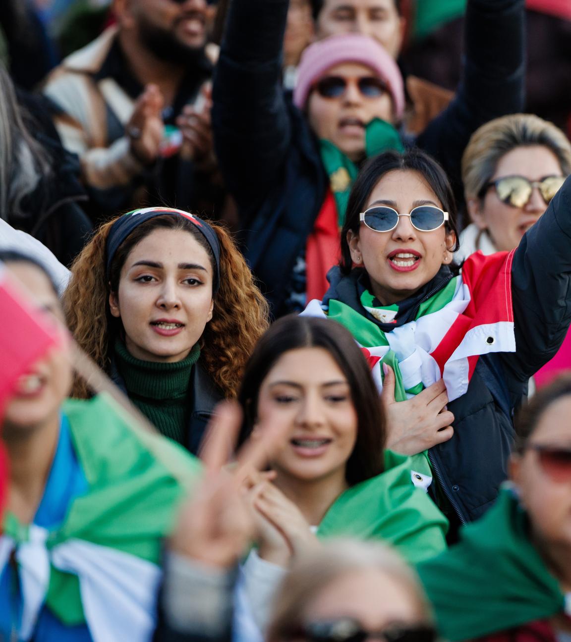 Iranische Demonstranten in der Nähe der israelischen Botschaft in Berlin