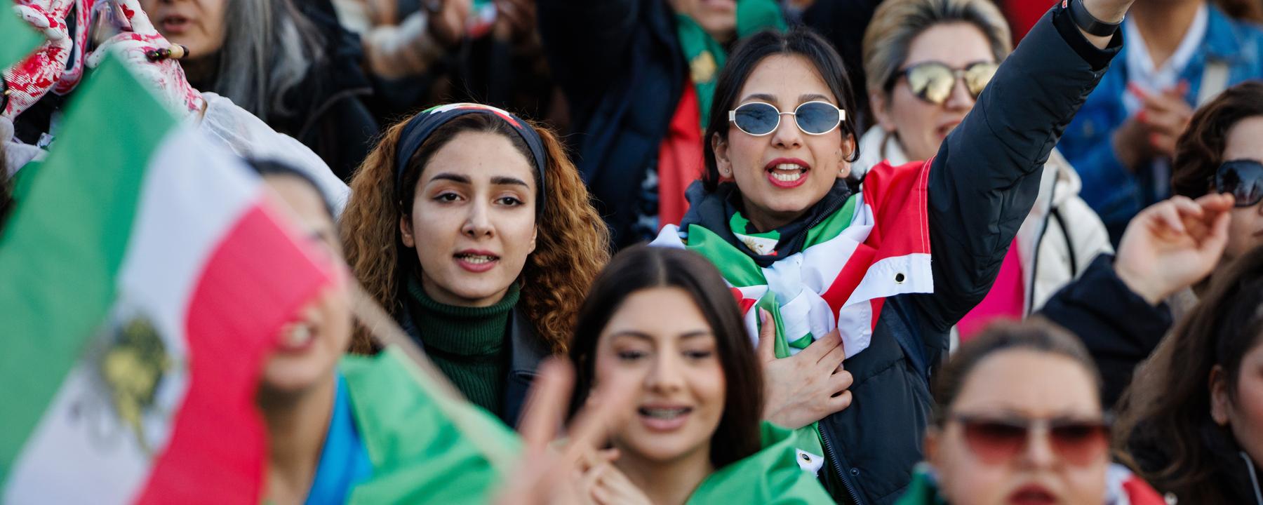 Iranische Demonstranten in der Nähe der israelischen Botschaft in Berlin