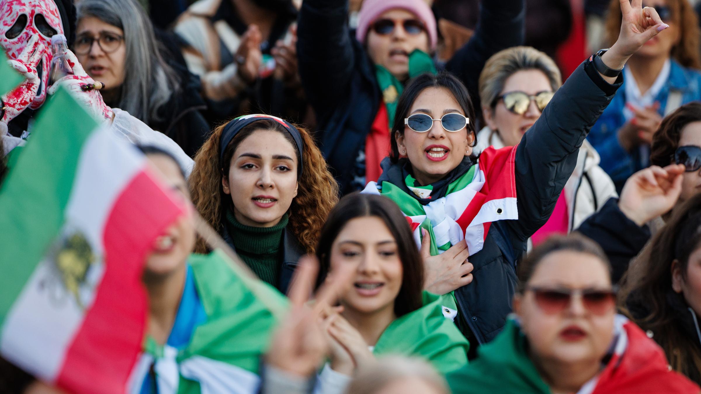 Iranische Demonstranten in der Nähe der israelischen Botschaft in Berlin