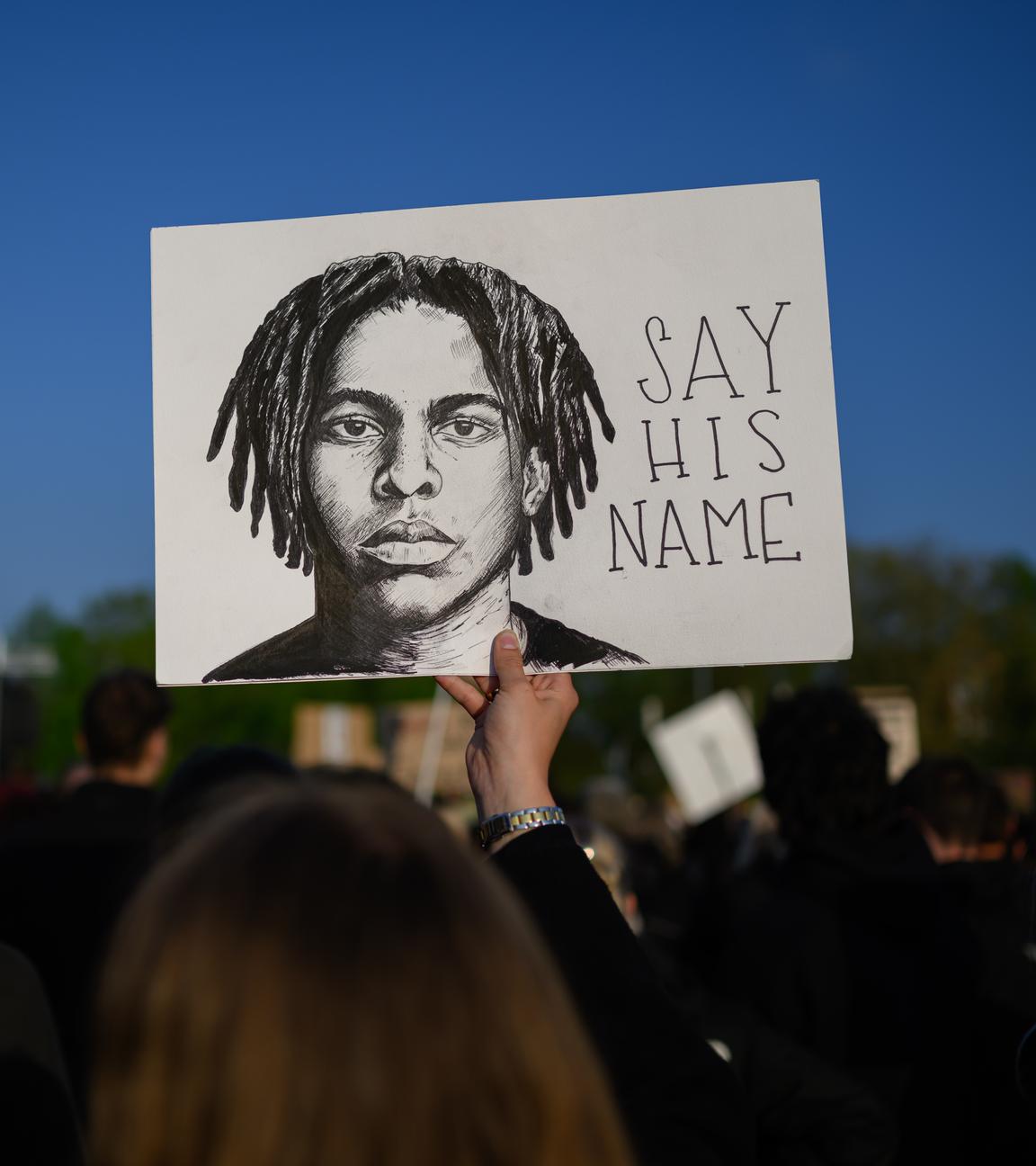 Niedersachsen, Oldenburg: Kundgebung mit 8.000 bis 10.000 Menschen nach tödlichen Polizeischüssen auf dem Pferdemarkt in Oldenburg.