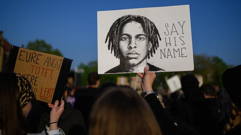 Niedersachsen, Oldenburg: Kundgebung mit 8.000 bis 10.000 Menschen nach tödlichen Polizeischüssen auf dem Pferdemarkt in Oldenburg.