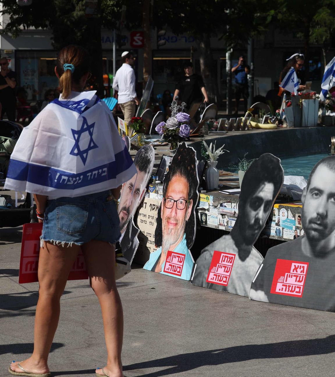 Menschen gehen an Porträts von Israelis vorbei, die seit 2023 im Gazastreifen als Geiseln gehalten werden, aufgenommen am 07.10.2025