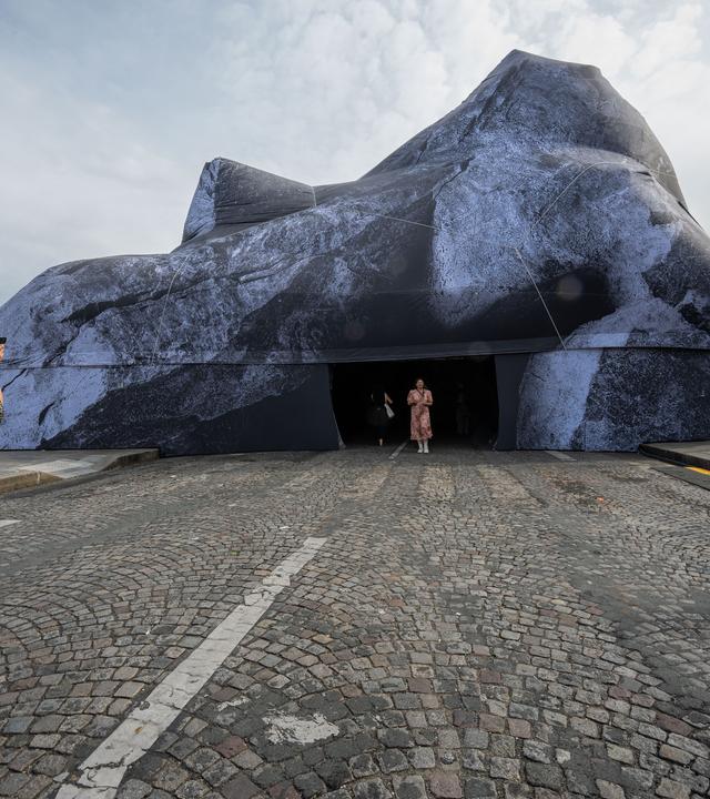 Eine Frau fotografiert das Kunstwerk "The Pont Neuf Cave" des französischen Street-Art-Künstlers JR auf der Brücke Pont Neuf in Paris, Dienstag, 16. Juni 2026.