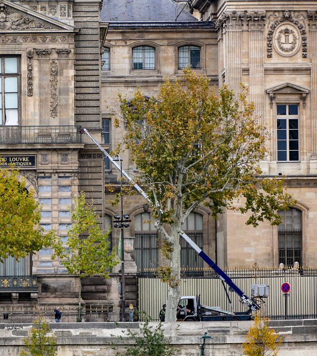 Am Sonntag, dem 19. Oktober, gegen 9:30 Uhr, drang eine Gruppe von Kriminellen in die Apollo-Galerie des Louvre ein und stahl sieben Juwelen aus den Sammlungen Napoleons und des französischen Königshauses. Sie gelangten über einen Lastenaufzug am Quai François Mitterrand von außen in das Gebäude.
