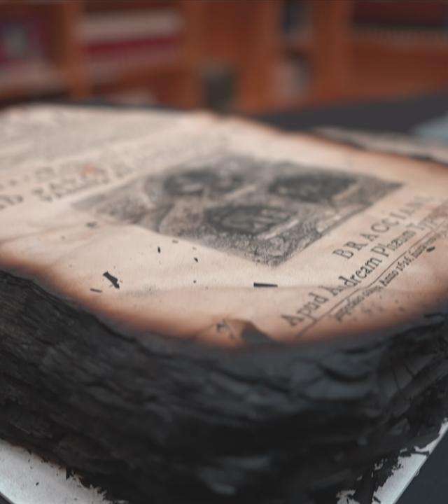 Verbrannte Buchseiten