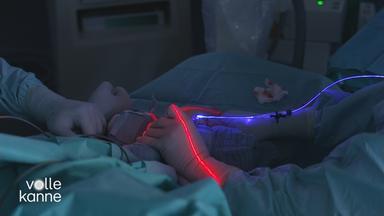 Arm bei einer Operation mit blauem Licht