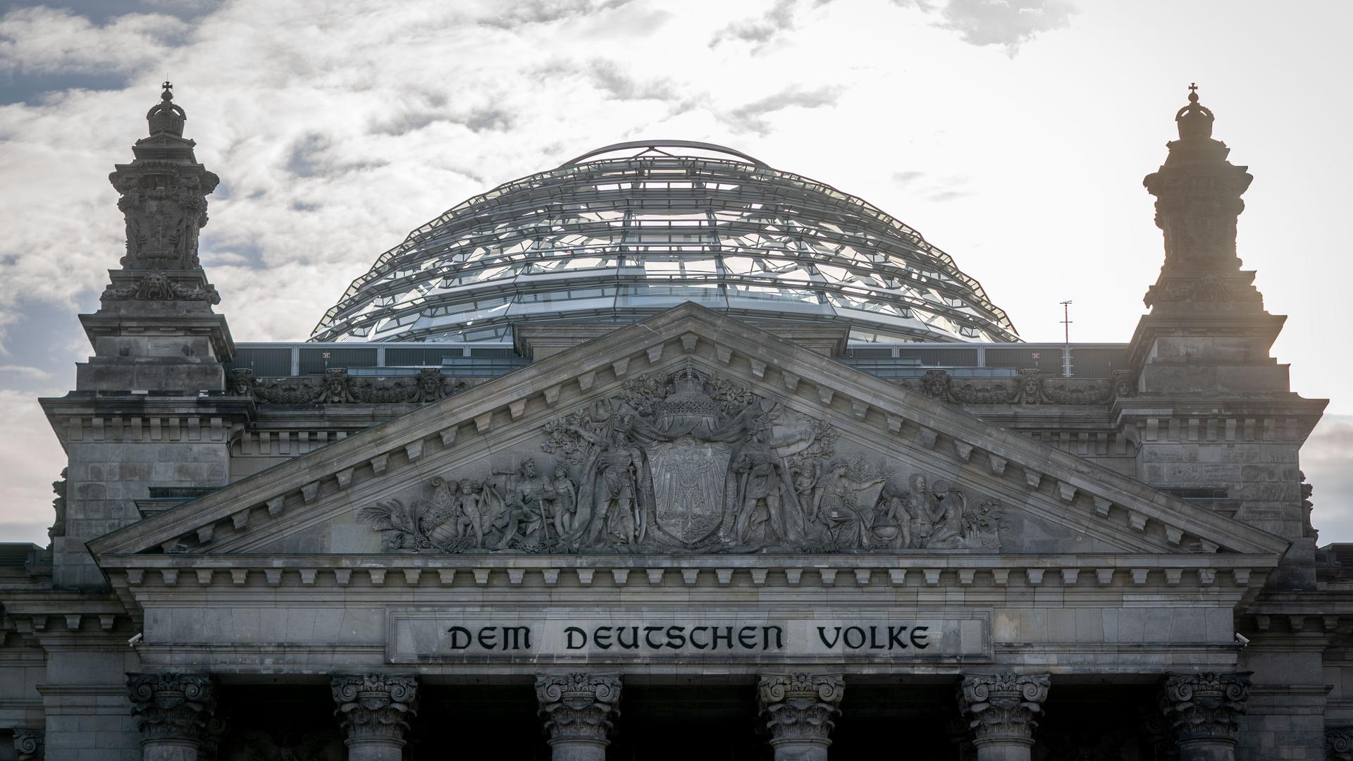 Kuppel auf dem Reichstagsgebäude in Berlin.