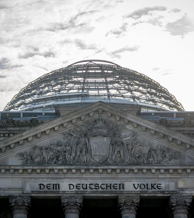 Kuppel auf dem Reichstagsgebäude in Berlin.