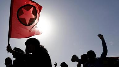Kurden mit Flagge der türkischen PKK