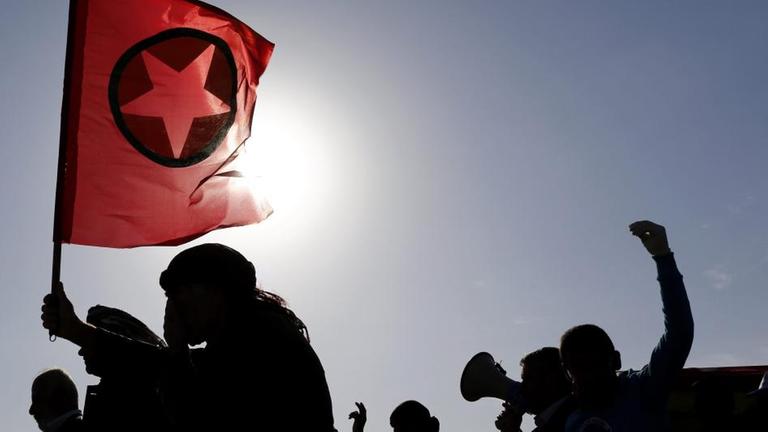 Kurden mit Flagge der türkischen PKK