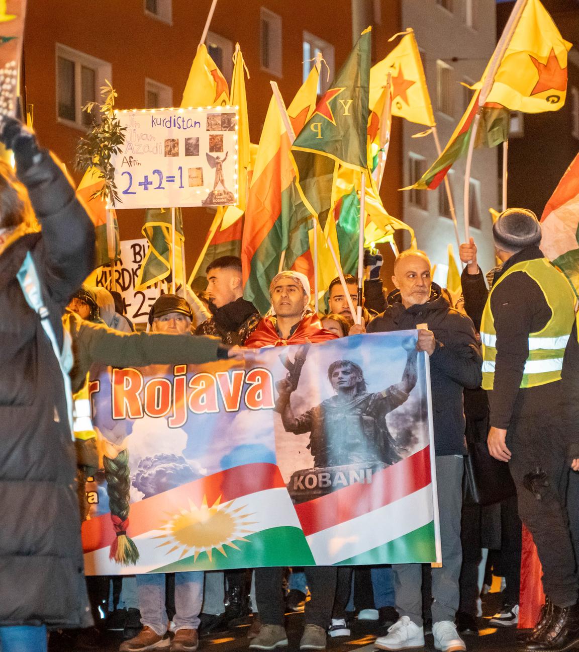 Mehrere Menschen demonstrieren in Deutschland für die Kurden in Syrien